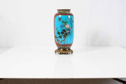  JAPON, XXe siècle 
Vase en cuivre émail cloisonné décor de branches 
de fleurs,...