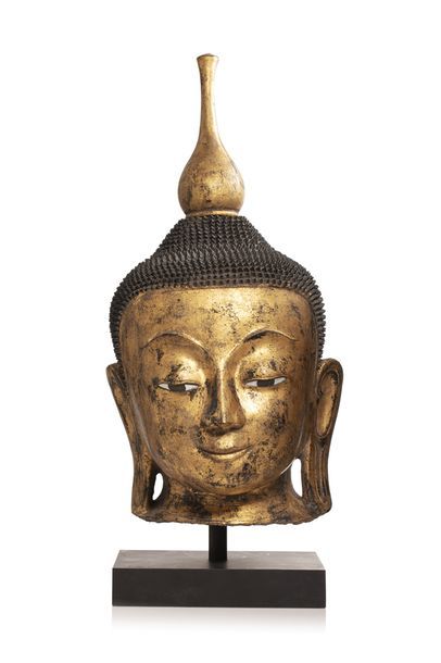 null BIRMANIE, fin XIXe siècle

Grande tête de Bouddha en laque sec peint et

doré....