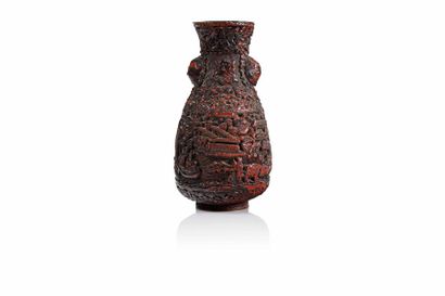 null CHINE, période Minguo (1912-1949)

Marque apocryphe de Qian Long. Vase en laque...
