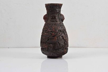 null CHINE, période Minguo (1912-1949)

Marque apocryphe de Qian Long. Vase en laque...