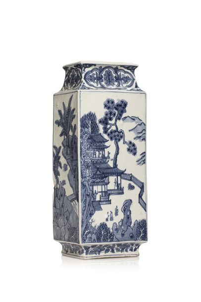 null CHINE, XXe siècle

Grand vase en porcelaine émaillée blanc bleu .

Décor de...