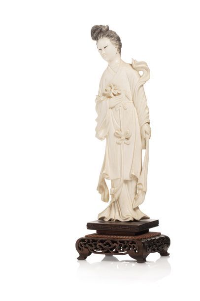 null CHINE, fin XIXe, début XXe siècle

Deux statuettes féminines en ivoire marin...