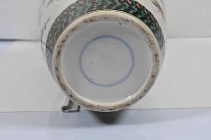 null CHINE, fin XIXe, début XXe siècle

Vase en porcelaine émaillée polychrome à...