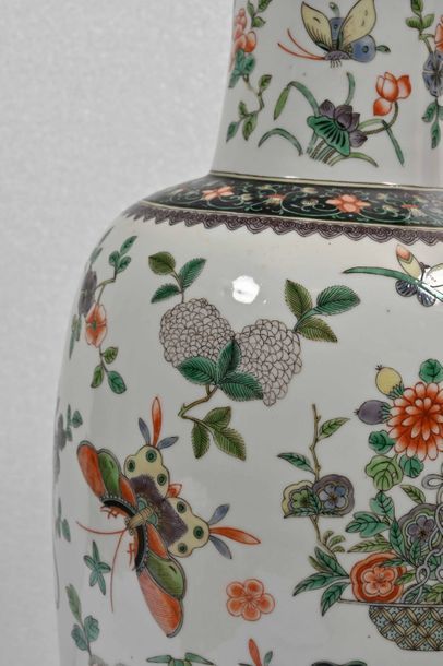null CHINE, fin XIXe, début XXe siècle

Vase en porcelaine émaillée polychrome à...