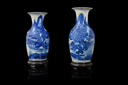 null CHINE POUR LE VIETNAM, XIXe siècle

Deux vases balustre en porcelaine émaillée...