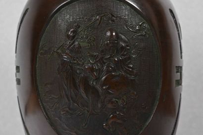 null CHINE POUR LE JAPON, XXe siècle

Vase en bronze à décor de deux médaillons

représentant...
