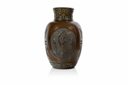 null CHINE POUR LE JAPON, XXe siècle

Vase en bronze à décor de deux médaillons

représentant...