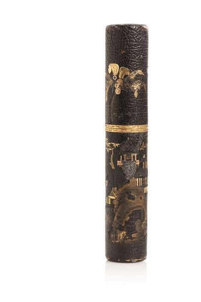  JAPON, époque Meiji (1868-1912) 
Bel étui en bambou recouvert de cuir incrusté...