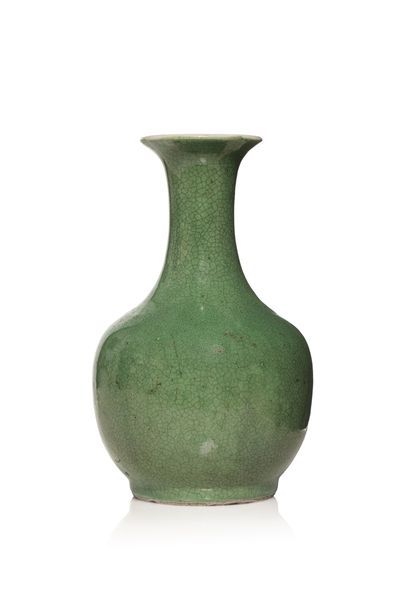 null CHINE, XIXe siècle
Vase en porcelaine émaillé et craquelée verte. Marque au...