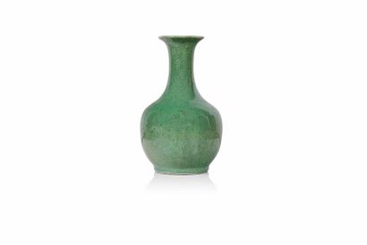 null CHINE, XIXe siècle
Vase en porcelaine émaillé et craquelée verte. Marque au...