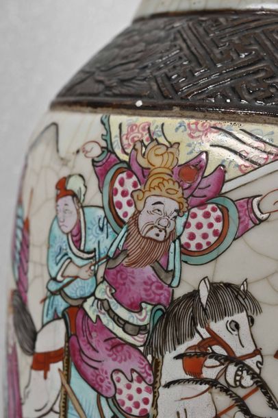 null CHINE, Nankin, XIXe siècle

Vase en grès porcelaineux émaillé polychrome à décor

de...