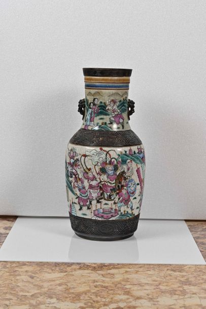 null CHINE, Nankin, XIXe siècle

Vase en grès porcelaineux émaillé polychrome à décor

de...