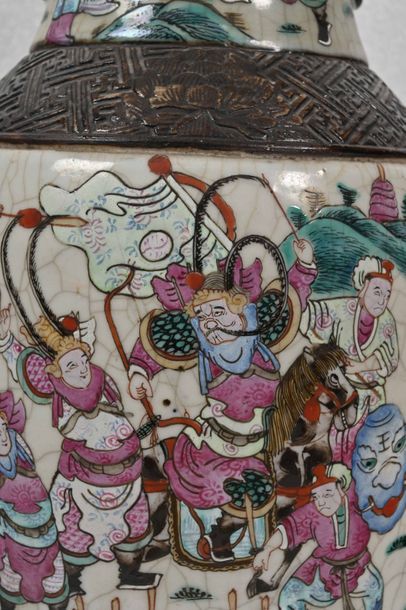 null CHINE, Nankin, XIXe siècle

Vase en grès porcelaineux émaillé polychrome à décor

de...