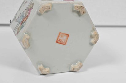 null CHINE, époque Minguo (1912-1949)

Marque au revers.

Boîte hexagonale à pans...
