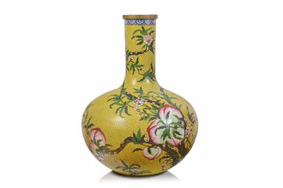 null CHINE , Vers 1900

Vase de forme tianqiuping (sphère céleste) en bronze

et...