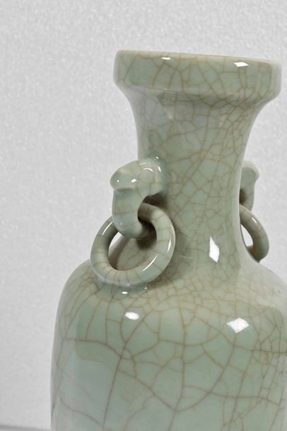 null CHINE, XXe siècle
Vase en porcelaine émaillée céladon craquelée comportant deux...
