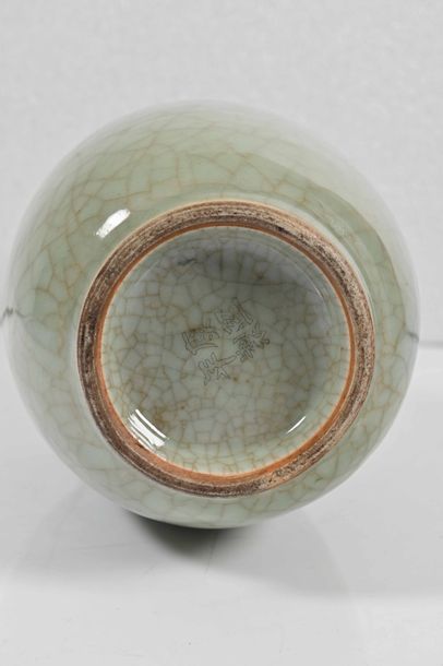 null CHINE, XXe siècle
Vase en porcelaine émaillée céladon craquelée comportant deux...