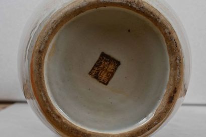 null CHI NE, Nankin vers 1900

Vase en porcelaine émaillée craquelée à décor en camaïeu

bleu...