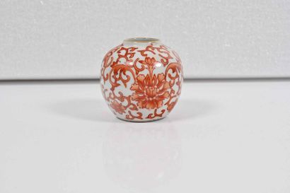 null CHINE, deuxième moitié du XXe siècle

Vase ovoïde en porcelaine à décor émaillé...