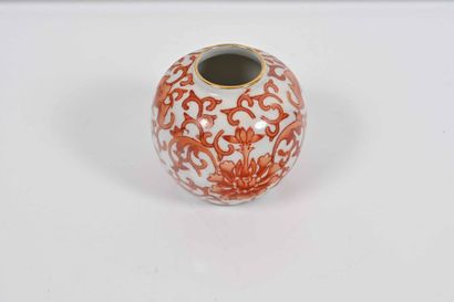 null CHINE, deuxième moitié du XXe siècle

Vase ovoïde en porcelaine à décor émaillé...
