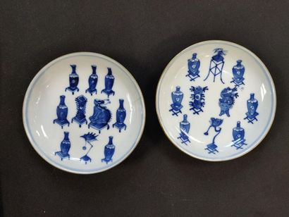 null Vietnam, XIXème siècle,  porcelaine  de Hue.
Paire de coupelles ornées de vases...
