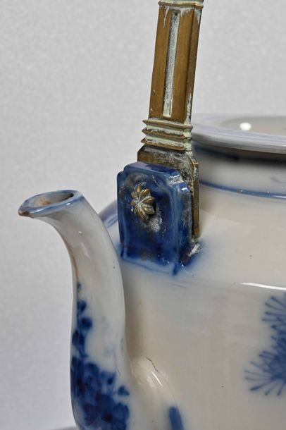 null CHINE, XIXe siècle

Importante théière couverte cylindrique en

porcelaine à...