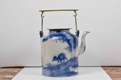 null CHINE, XIXe siècle

Importante théière couverte cylindrique en

porcelaine à...