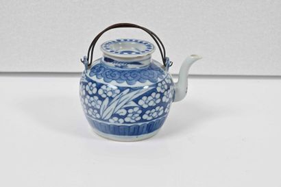 null CHINE, XIXe siècle

Théière couverte à panse globulaire en

porcelaine dite...