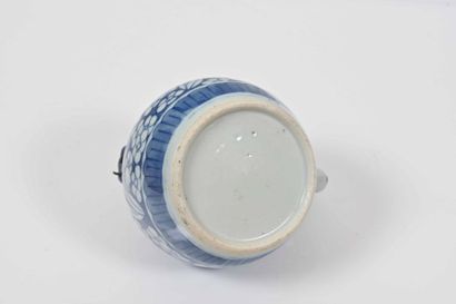 null CHINE, XIXe siècle

Théière couverte à panse globulaire en

porcelaine dite...