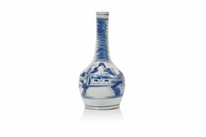 null CHINE, XVIIIe siècle

Vase bouteille en porcelaine dite

“bleu de Hue” .

1...
