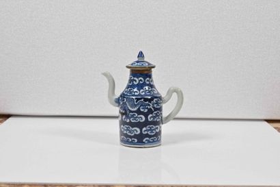 null CHINE, XVIIIe siècle

Théière couverte en porcelaine dite “bleu de

Hue” à décor...