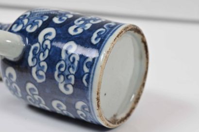 null CHINE, XVIIIe siècle

Théière couverte en porcelaine dite “bleu de

Hue” à décor...