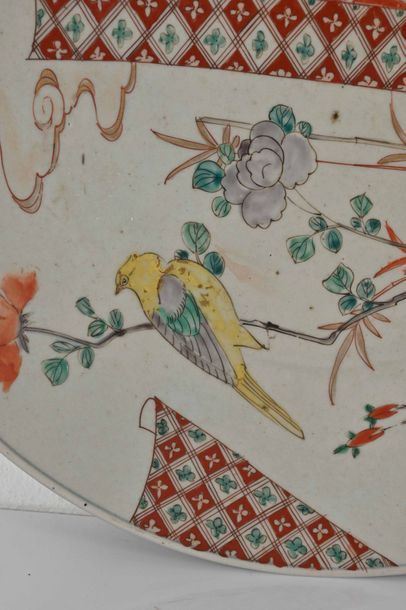 null JAPON, XVIIIe siècle

Grand plat au décor Kakiemon représentant

des oiseaux...