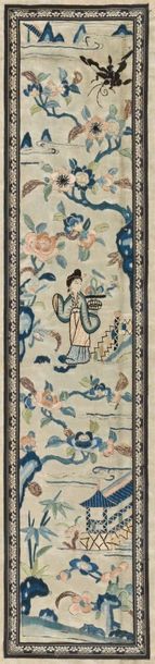 null CHINE, fin des Qing, XIXe siècle

Broderie sur soie encadrée représentant une

femme...