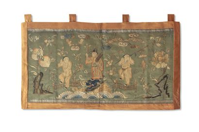 null CHINE, dynastie Qing, XIXème siècle

Broderie sur soie à rehauts de fils d’or....