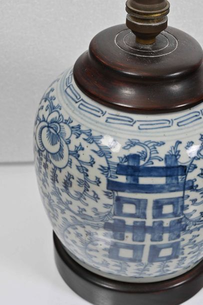 null CHINE, fin des Qing, XIXe siècle

Paire de vases en porcelaine bleu blanc à...