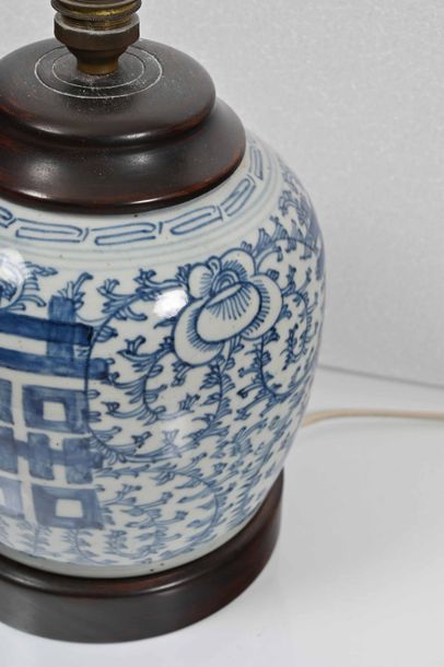 null CHINE, fin des Qing, XIXe siècle

Paire de vases en porcelaine bleu blanc à...