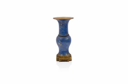 null CHINE, Époque QI ANLONG (1736-1795)

Vase de forme cornet en porcelaine émaillée...