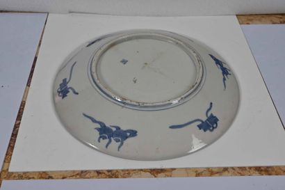 JAPON, première partie du XXe siècle Deux plats en porcelaine à décor Imari représentant...