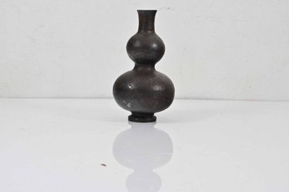 null CHINE, fin de la dynastie Ming, début XVII e siècle

Vase double gourde en bronze...