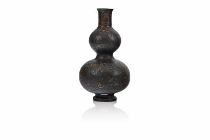 null CHINE, fin de la dynastie Ming, début XVII e siècle

Vase double gourde en bronze...