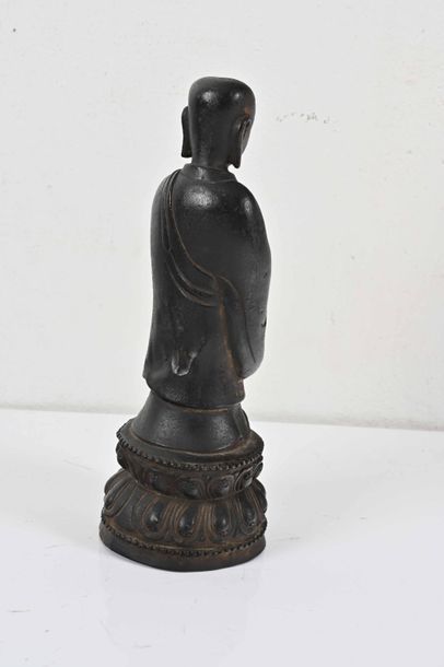 null CHINE, Époque MING (1368-1644)

Statuette de Luohan en bronze à patine brune...