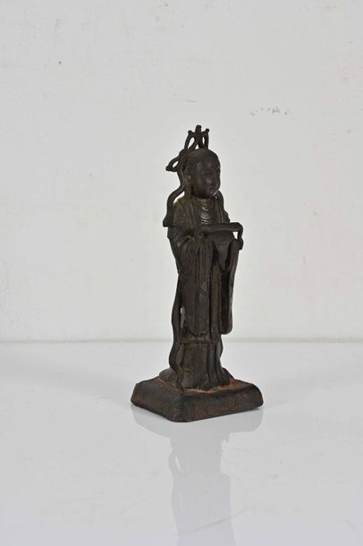 null CHINE, fin de la dynastie Ming, XVIIe siècle

Statuette d’adorante debout présentant...