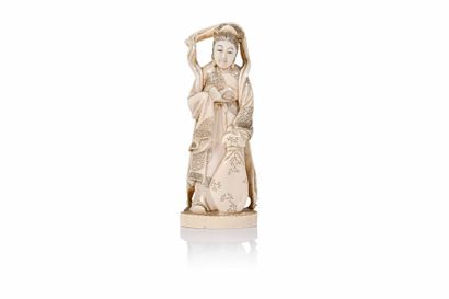 null JAPON, début XXe siècle

Deux statuettes en ivoire marin: une femme au

ruban...
