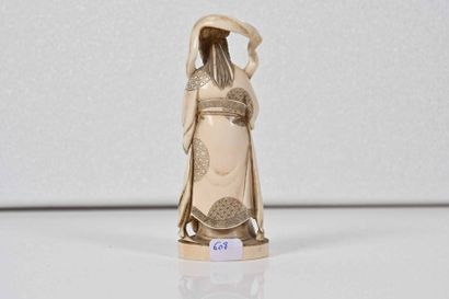 null JAPON, début XXe siècle

Deux statuettes en ivoire marin: une femme au

ruban...