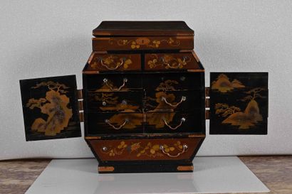 null JAPON, époque Meiji (1868-1912)

Cabinet en bois laqué et doré ouvrant à 2 portes

et...