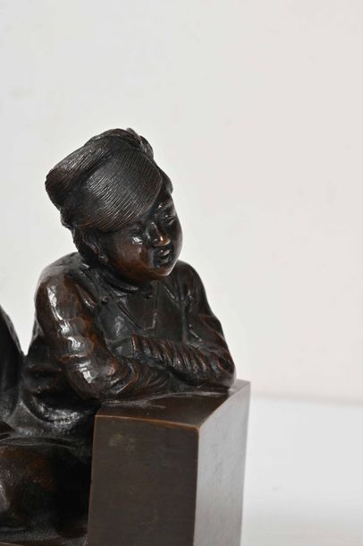 null VIETNAM / École des Arts appliqués de

Bien Hoa

Serre-livre en bronze représentant...