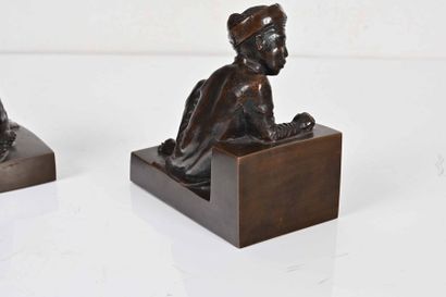  VIETNAM / École des Arts appliqués de 
Bien Hoa 
Serre-livre en bronze représentant...