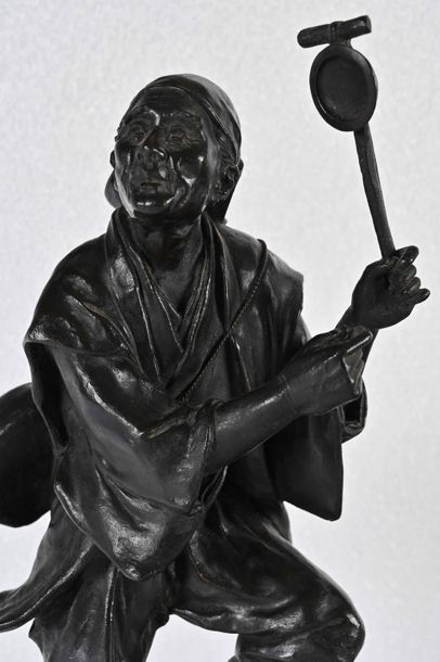  JAPON, XXe siècle 
Viellard. 
Bronze. 
H : 31 cm.