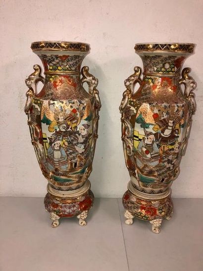 null JAPON, époque Meiji (1868-1912).
Paire de grands vases Satsuma sur leurs socles.
Les...